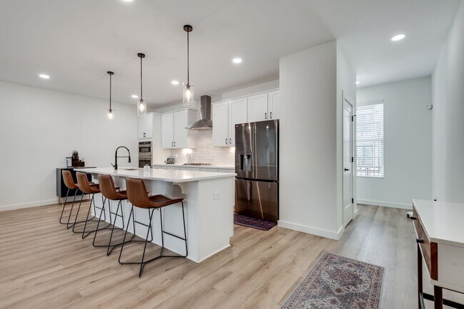 Building Photo - Gorgeous 3/3.5 Townhome Minutes From Downt...