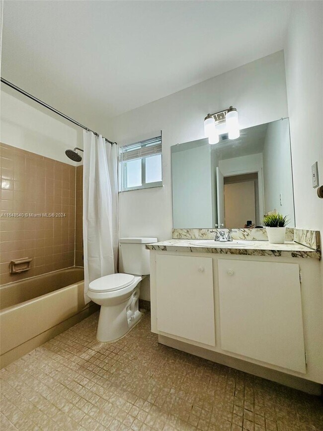 Building Photo - 660 Cypress Club Way