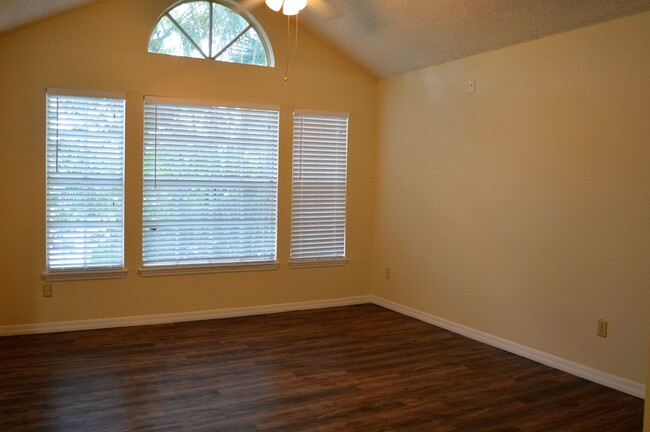 Building Photo - METROWEST: Popular Tradewinds Community!