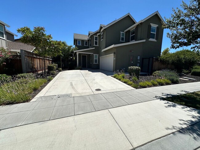 Building Photo - Stunning 4 Bedroom, 3 Bath Mountain House Home