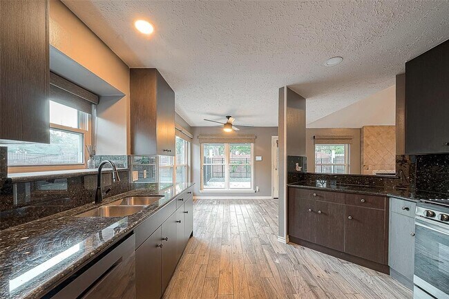 Building Photo - 2122 Courtshire Ln