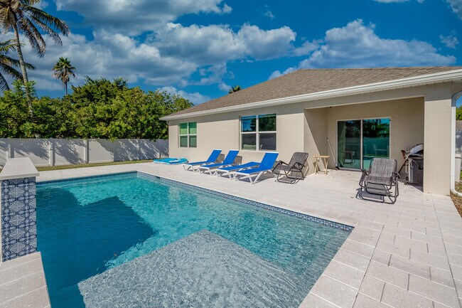 Building Photo - 2402 SE Gillette Ave