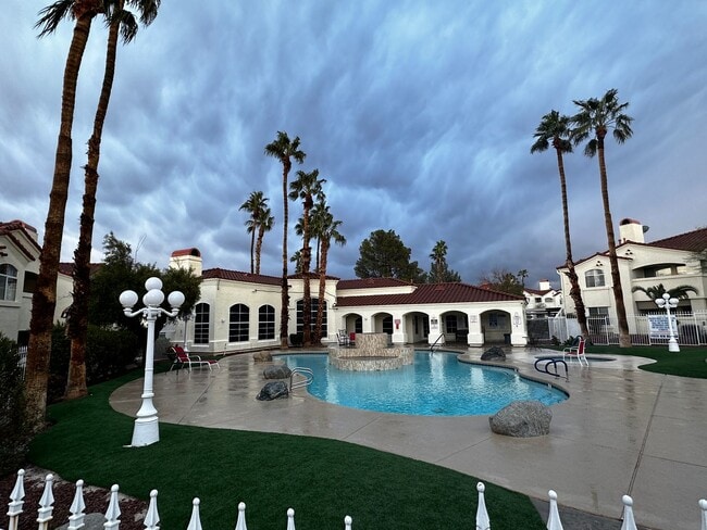 Building Photo - Henderson First Floor Condo - In Gated Community With Pool.