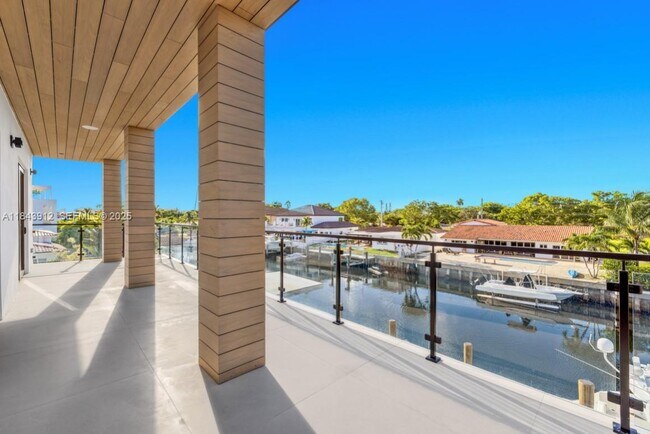 Building Photo - 2050 S Hibiscus Dr