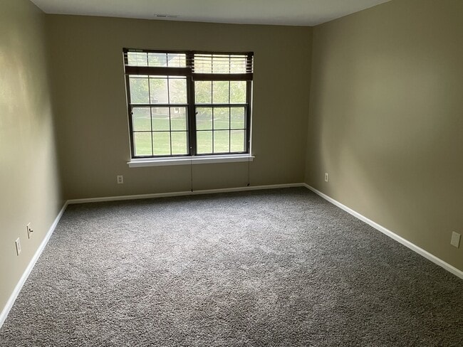 Building Photo - 190-B Collin Court