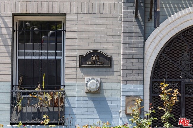 Building Photo - 661 Shatto Pl