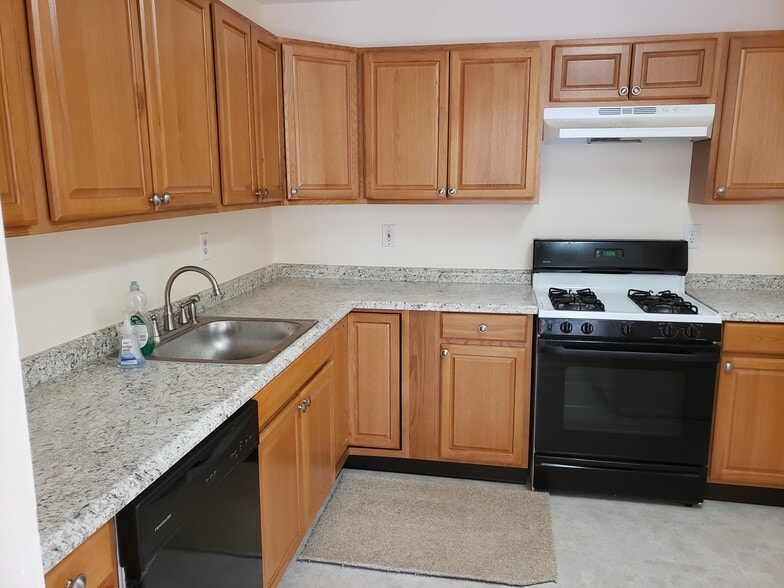 Primary Photo - 8 Holly Ct