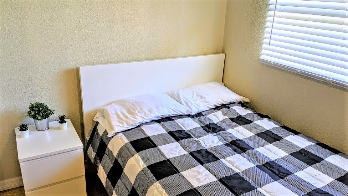room 3 - 2255 1st Ave N