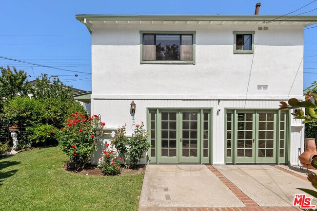 Building Photo - 1122 S La Peer Dr