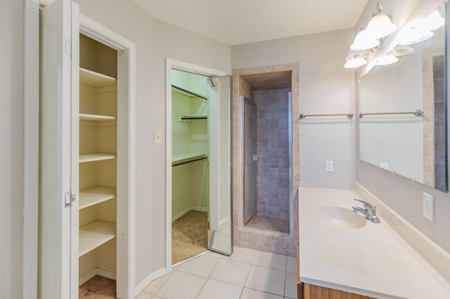 Building Photo - Charming 3 Bedroom 2 Bathroom - Spacious & Fenced Backyard