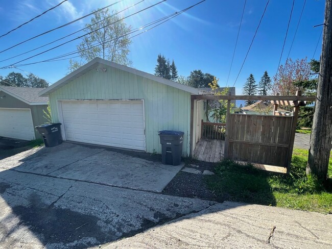 Building Photo - Spacious 6 Bedroom Home