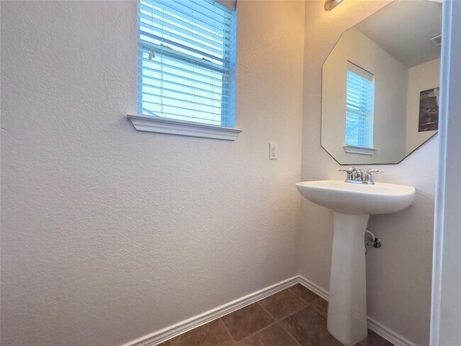 Building Photo - 513 Rolling Oak Dr