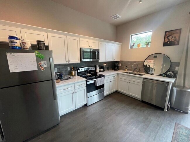 Building Photo - 2727 Houston Ave