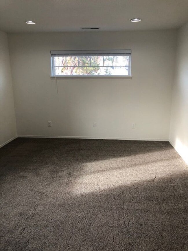 Building Photo - Gorgeous 4 Bedroom Home in Sun Meadow