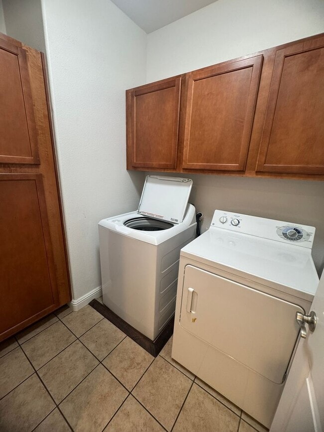 Building Photo - Spacious 2 Story Condo In Westlake Villas