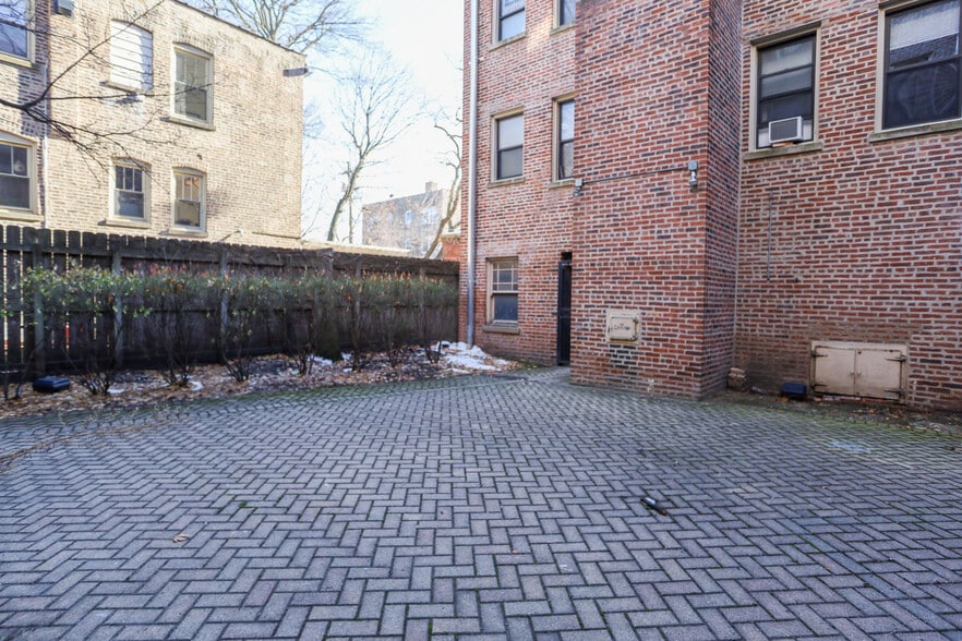 Building Photo - 7445 N Greenview Ave