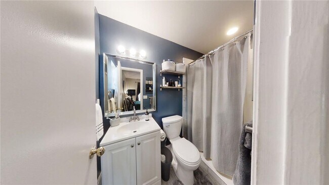 Building Photo - Nice 3 bedroom 2 bath with screened-in lan...