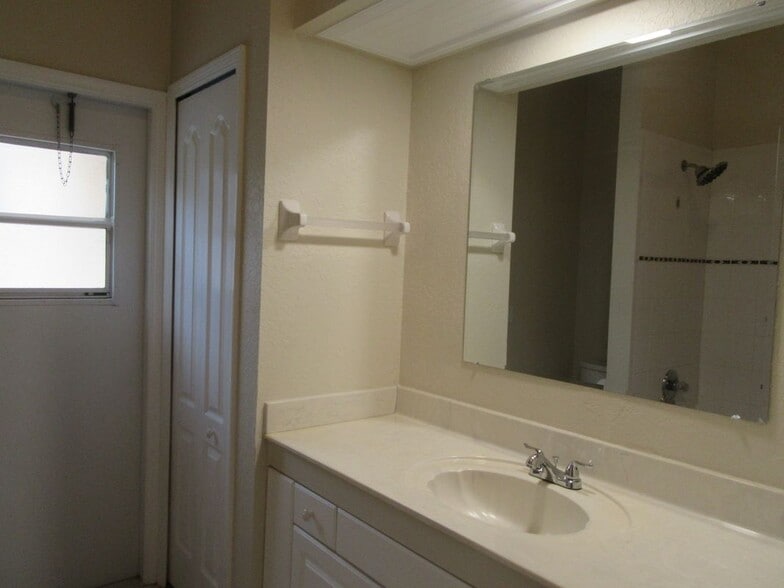 Building Photo - 1804 Abbeyridge Dr