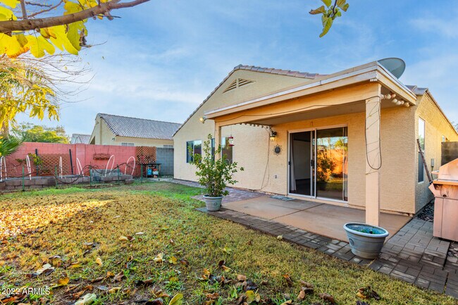 Building Photo - 525 N Val Vista Dr