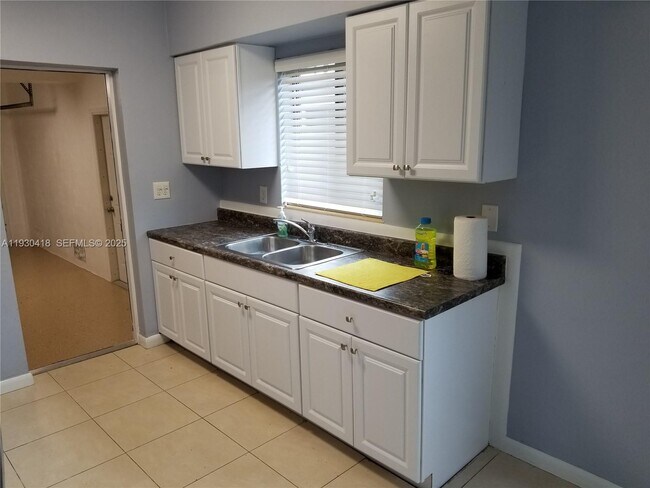 Building Photo - 949 NW 10th St