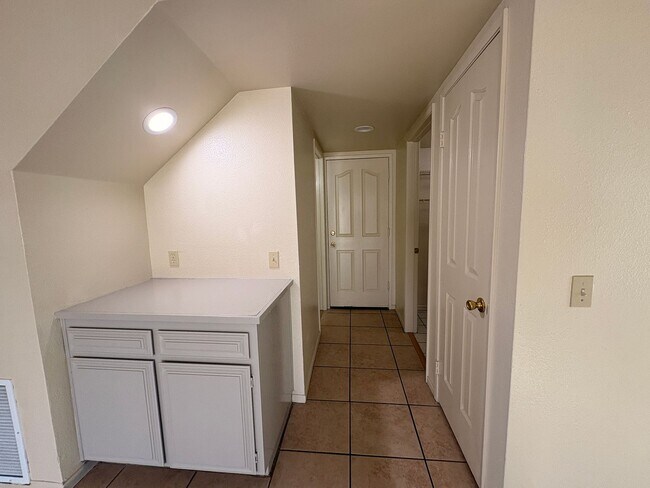 Building Photo - 4 Bed, 2.5 Bath in Rialto!