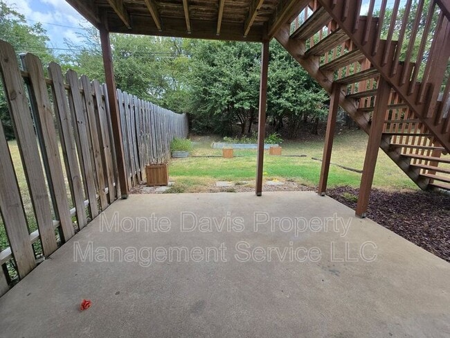 Building Photo - 2504 Manor Cir