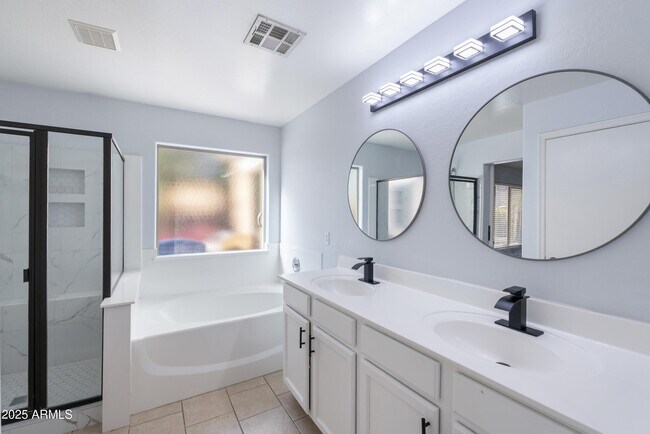 Building Photo - 1422 S 230th Ave