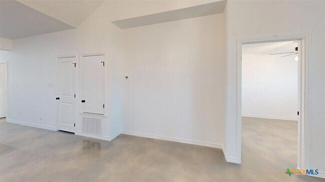 Building Photo - 907 Smoke Tree Ln