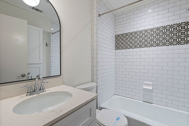 Building Photo - Beautiful 4 bedroom, 2.5 bathroom home in North Austin!!!
