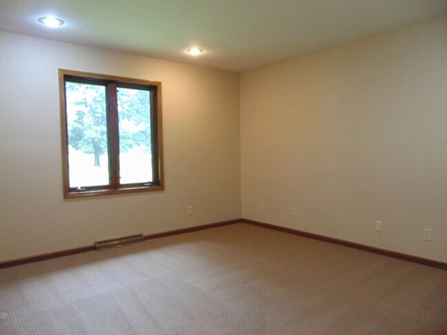 Building Photo - Amazing 3 Bed 2 Bath Country Home With Fab...