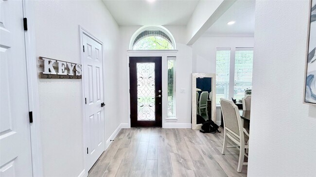 Building Photo - 2708 Sunnycreek Ln