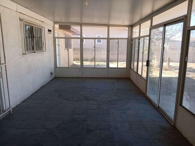 Building Photo - Charming 4-bedroom, 2-bathroom! Showings available NOW!