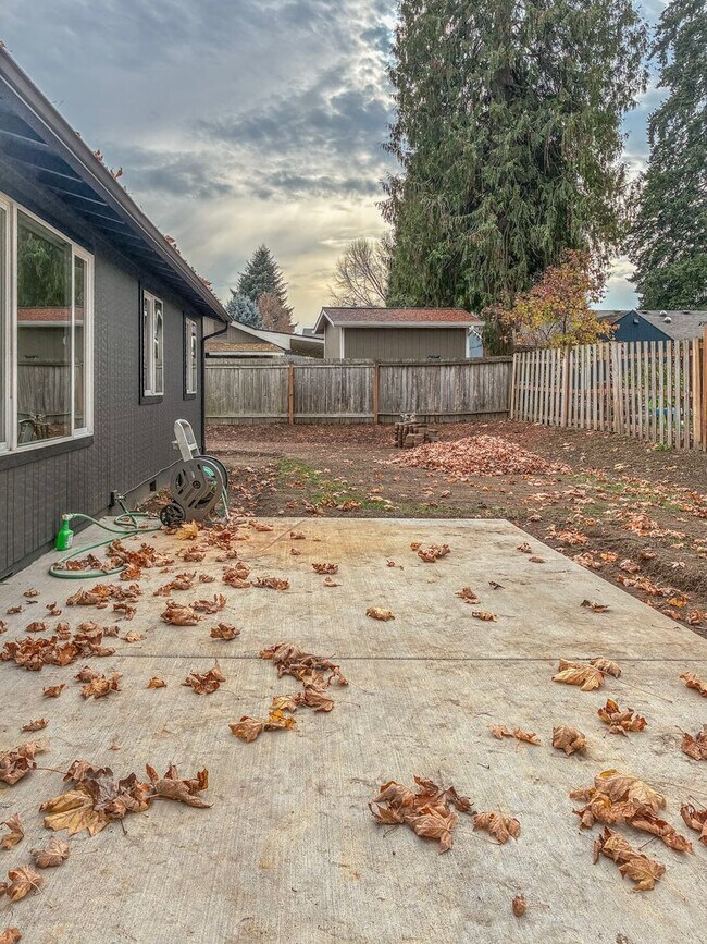 Building Photo - 3 Bedroom 2 Bath in Scappoose- Do Not Miss...