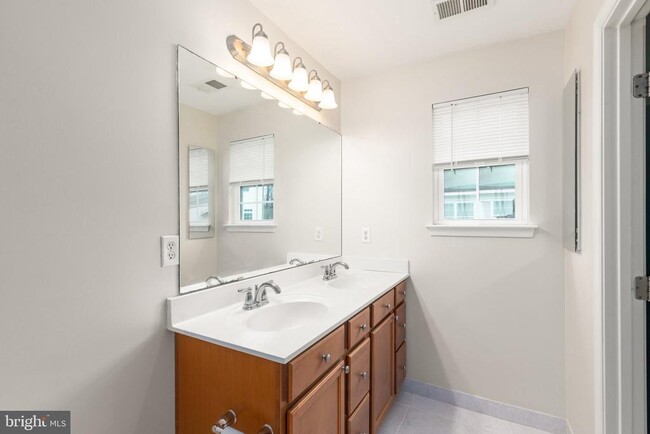 Building Photo - 2900 Lomond Pl