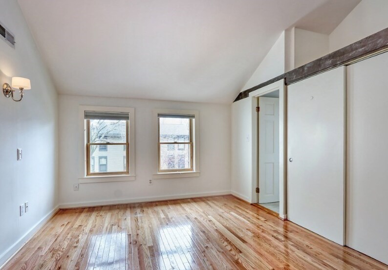 Building Photo - 12 Lilac Ct