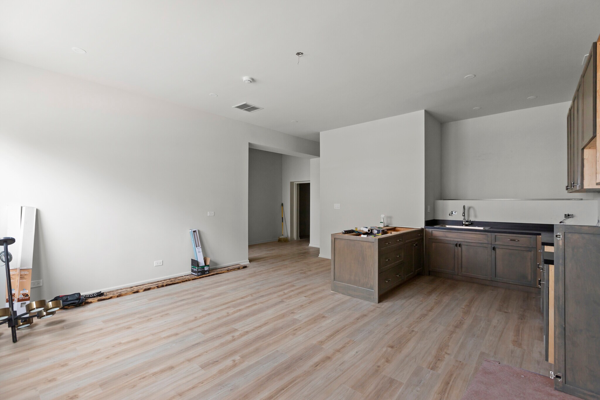 Living / Kitchen - 3121 N California Ave