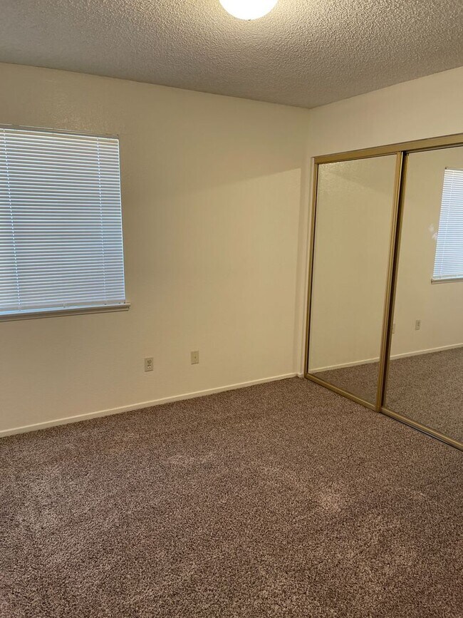 Building Photo - 4 BEDROOM APPLE VALLEY HOME ON CUL DE SAC!