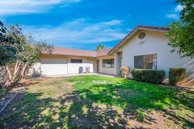 Building Photo - Spacious 4 Bedroom 3.5 Baths with Views!!