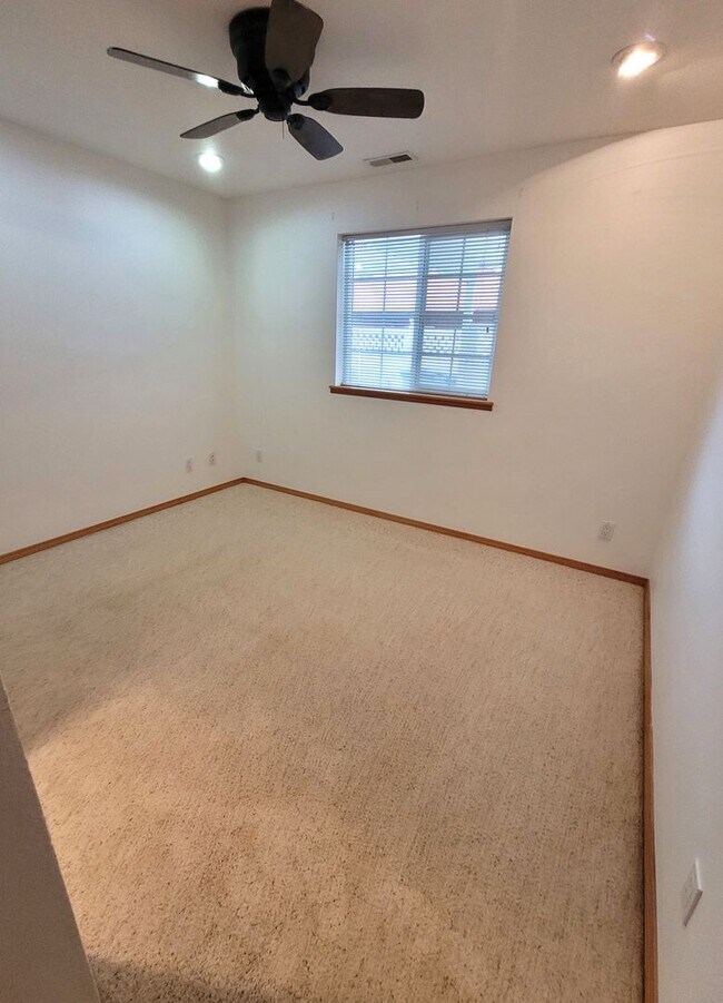 Building Photo - 905ab