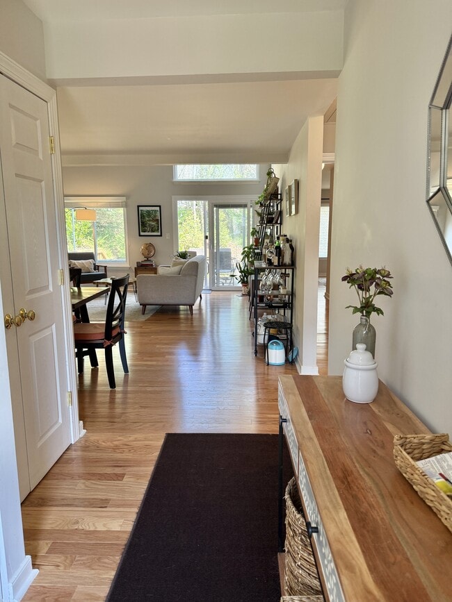 Building Photo - 980 Sutton Ct