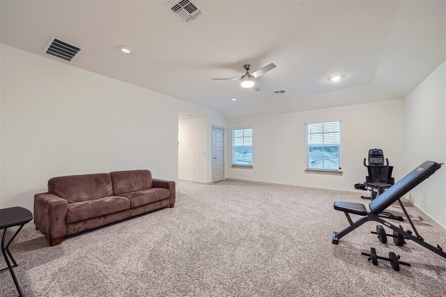 Upstairs Game Room - 2/2 - 10601 Seguin St