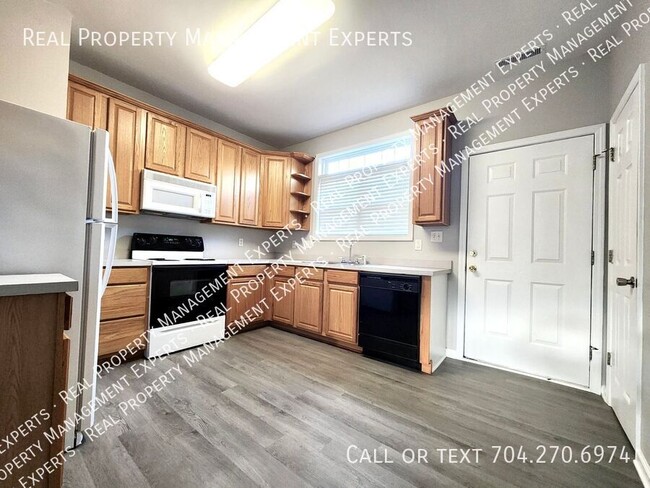 Building Photo - **MOVE IN SPECIAL!**Charming 2BR/2.5BA tow...