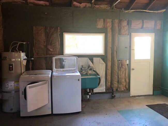 Building Photo - Live Large in the Heart of NW Corvallis!