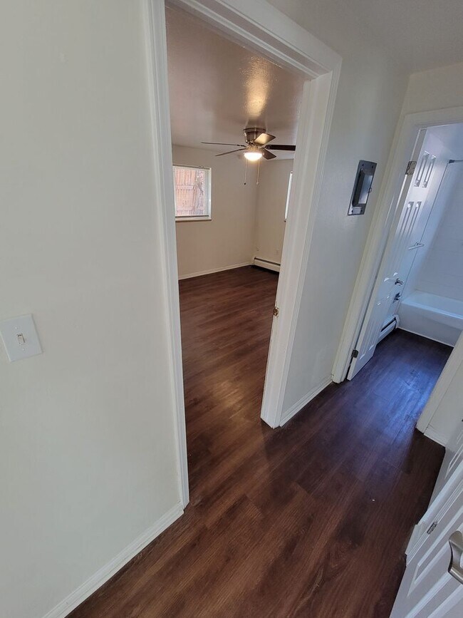 Building Photo - 2 bedroom 1 bath | Near downtown Golden | Lots of natural light |