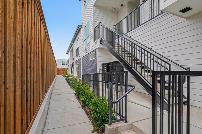 Building Photo - 2217 N Fitzhugh Ave