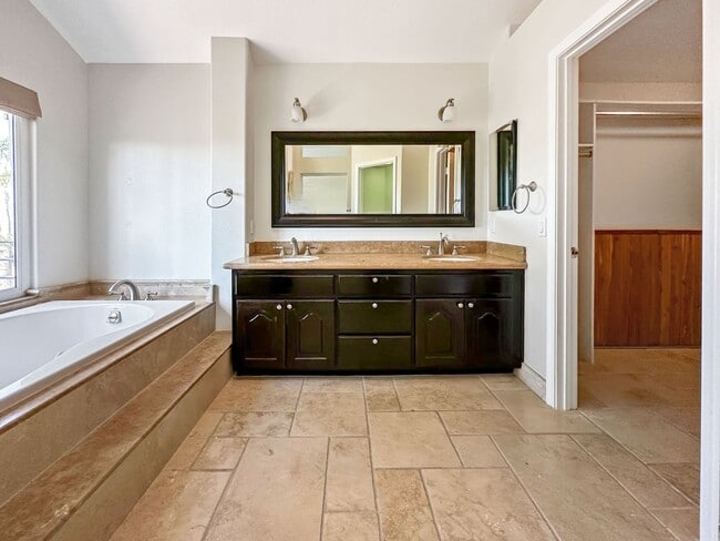Building Photo - Beautiful Marina Hills Home!