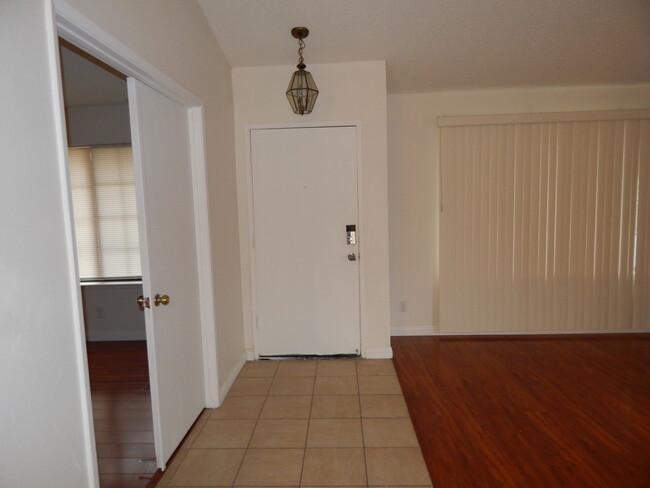 Building Photo - Adorable 3BR 1.75 BA House Available March!