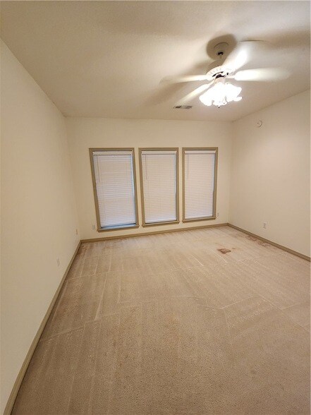 Building Photo - 3920 Park Hurst Dr