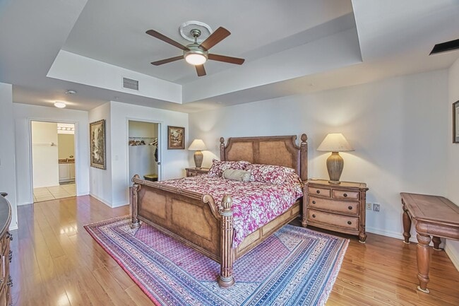 Building Photo - 3 bedroom 2.5 bathroom furnished condo