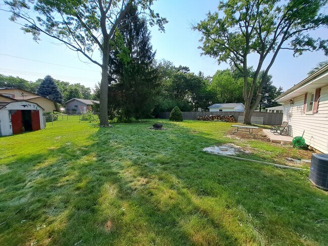 Building Photo - 352 Sioux Ln